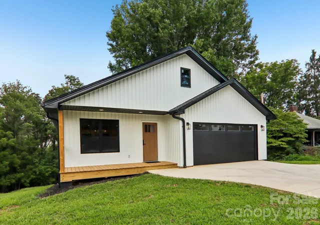 Photo 4 of Single family home for sale at 124 N Main St, Mars Hill, NC 28754 | MLS# 4375726 | Listing updated on 2026-09-04