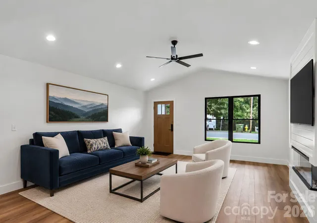 Photo 5 of Single family home for sale at 124 N Main St, Mars Hill, NC 28754 | MLS# 4375726 | Listing updated on 2026-09-04