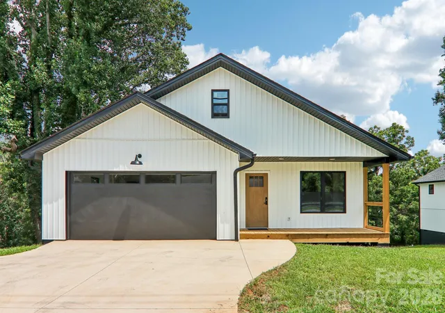 Photo 1 of Single family home for sale at 140 N Main St, Mars Hill, NC 28754 | MLS# 4375742 | Listing updated on 2026-09-13