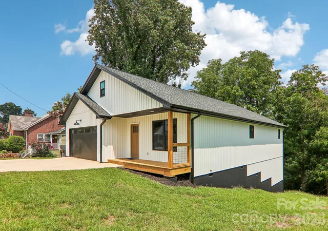Photo 3 of Single family home for sale at 140 N Main St, Mars Hill, NC 28754 | MLS# 4375742 | Listing updated on 2026-09-04