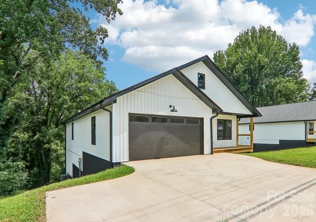 Photo 4 of Single family home for sale at 140 N Main St, Mars Hill, NC 28754 | MLS# 4375742 | Listing updated on 2026-09-04