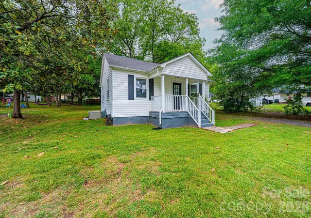 Photo 3 of Single family home for sale at 1725 8th Avenue Ne, Hickory, NC 28601 | MLS# 4375956 | Listing updated on 2026-09-22