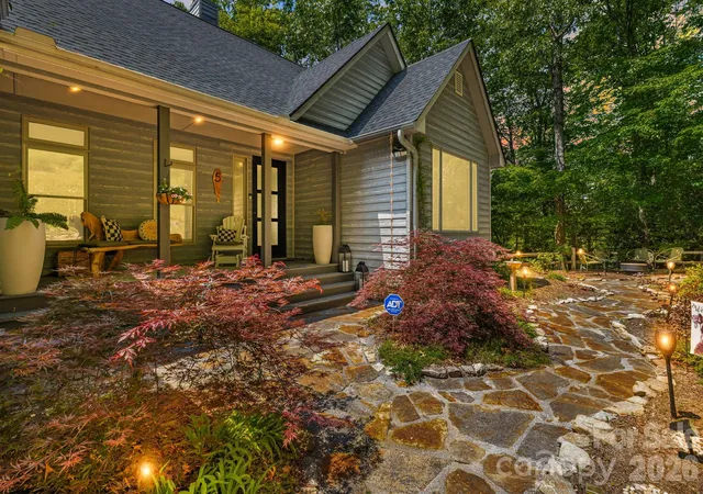 Photo 3 of Single family home for sale at 5 Saddle Ridge, Fletcher, NC 28732 | MLS# 4375966 | Listing updated on 2026-10-07