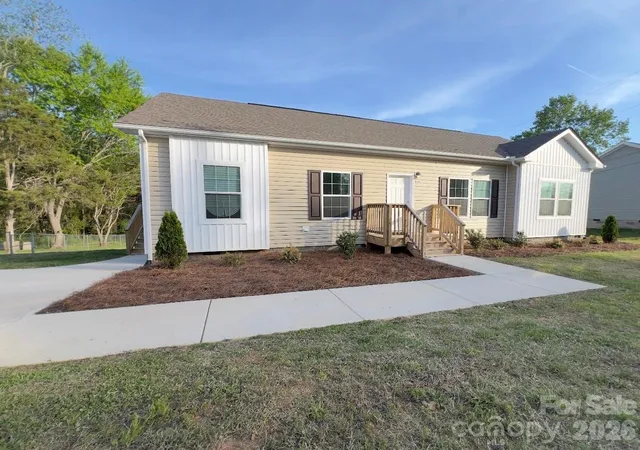 Photo 2 of Single family home for sale at 819 Wellwood Ave, Statesville, NC 28677 | MLS# 4376016 | Listing updated on 2026-08-26