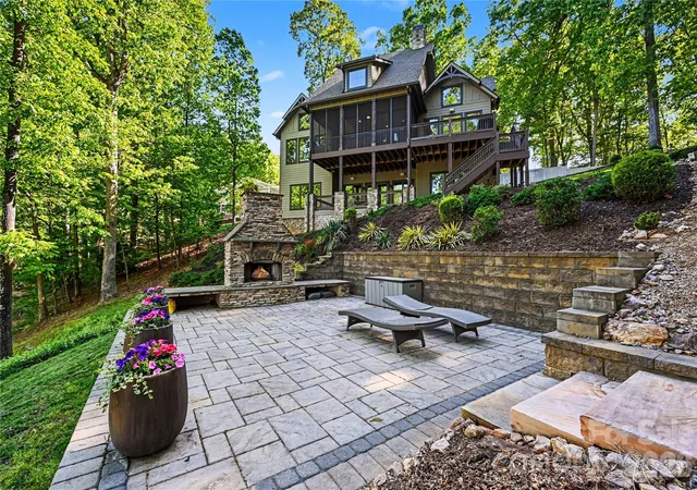 Photo 3 of Single family home for sale at 142 Lakeview Shrs Loop, Mooresville, NC 28117 | MLS# 4376202 | Listing updated on 2026-10-07