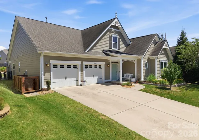 Photo 3 of Single family home for sale at 16024 Oxford Glenn Dr, Huntersville, NC 28078 | MLS# 4376217 | Listing updated on 2026-10-06