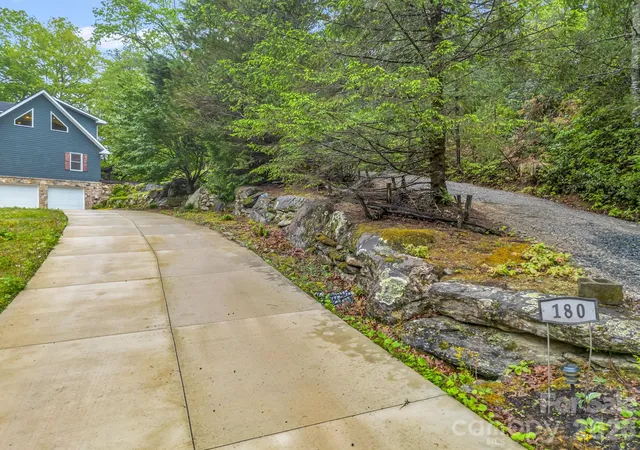 Photo 5 of Single family home for sale at 180 Canaday Dr, Brevard, NC 28712 | MLS# 4376218 | Listing updated on 2026-09-05