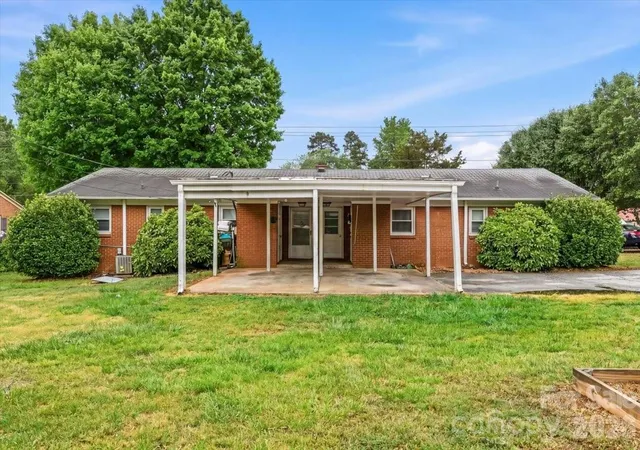 Listing Photo 2 - Condo for sale in building located at 1204 W 5th Ave, Lexington, NC 27295 - Unit #
