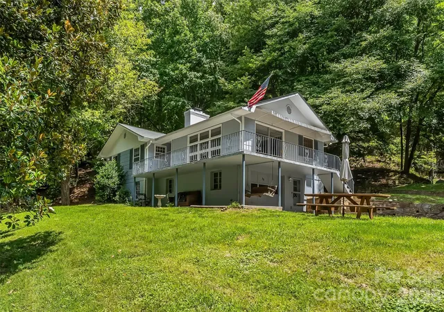 Photo 1 of Single family home for sale at 98 Limberlost Dr, Hendersonville, NC 28739 | MLS# 4376347 | Listing updated on 2026-09-04