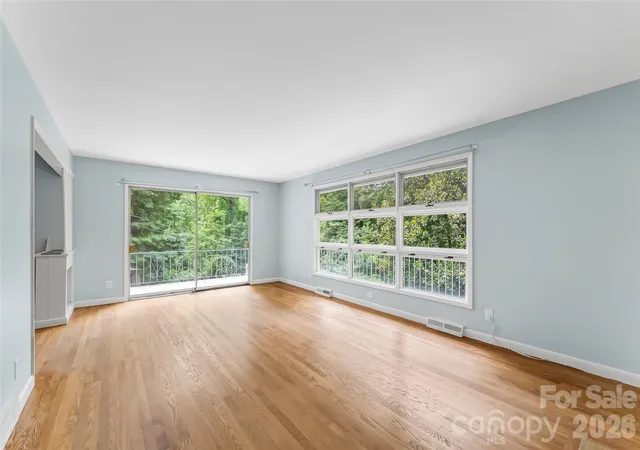 Photo 4 of Single family home for sale at 98 Limberlost Dr, Hendersonville, NC 28739 | MLS# 4376347 | Listing updated on 2026-09-04