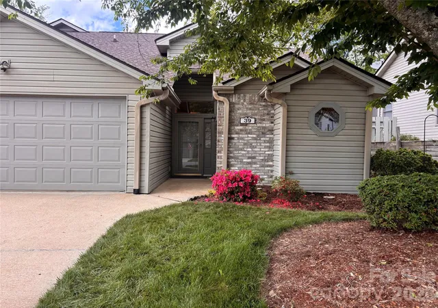 Homes for sale in Hendersonville, NC | 39 Tisha Ln, Hendersonville, NC 28739 | MLS# 4376413