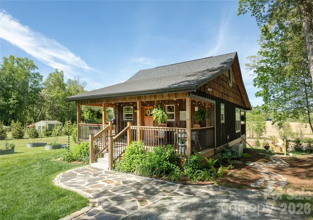 Photo 1 of Single family home for sale at 18 N Bear View Dr, Hendersonville, NC 28792 | MLS# 4376417 | Listing updated on 2026-07-15