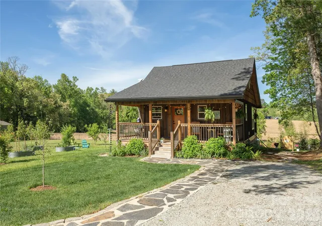 Photo 2 of Single family home for sale at 18 N Bear View Dr, Hendersonville, NC 28792 | MLS# 4376417 | Listing updated on 2026-07-15