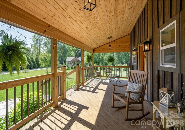 Photo 3 of Single family home for sale at 18 N Bear View Dr, Hendersonville, NC 28792 | MLS# 4376417 | Listing updated on 2026-07-15