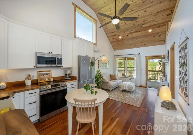 Photo 4 of Single family home for sale at 18 N Bear View Dr, Hendersonville, NC 28792 | MLS# 4376417 | Listing updated on 2026-07-15