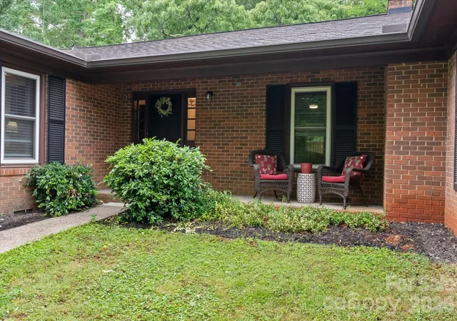 Homes for sale in Statesville, NC | 300 Brookmeade Dr, Statesville, NC 28625 | MLS# 4376572
