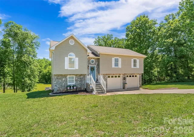 Photo 1 of Single family home for sale at 3104 Zion Church Rd, Hickory, NC 28602 | MLS# 4376634 | Listing updated on 2026-08-07