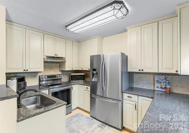 Photo 4 of Single family home for sale at 3104 Zion Church Rd, Hickory, NC 28602 | MLS# 4376634 | Listing updated on 2026-08-07