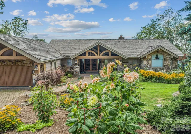 Photo 5 of Single family home for sale at 218 Slickrock Rd, Burnsville, NC 28714 | MLS# 4377114 | Listing updated on 2026-07-16