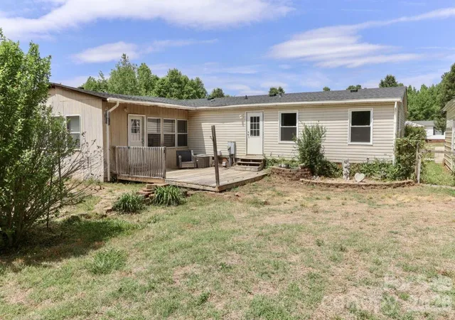 Photo 2 of Single family home for sale at 121 Fair Wind Ln, Statesville, NC 28677 | MLS# 4377264 | Listing updated on 2026-08-15