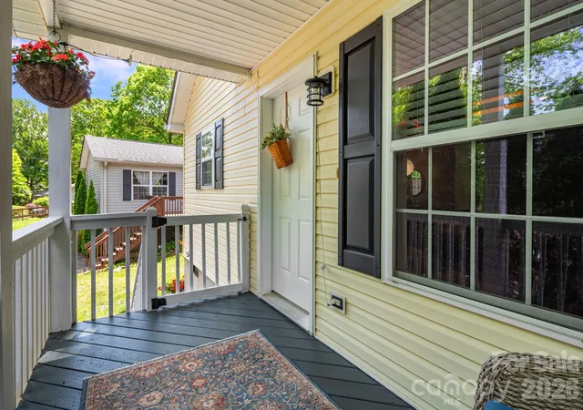 Photo 2 of Single family home for sale at 112 Shadowlawn Dr, Asheville, NC 28806 | MLS# 4377425 | Listing updated on 2026-10-07