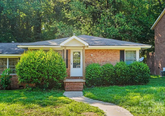 2nd image of 4809 Malibu Dr, Charlotte, NC 28215 | MLS# 4377457