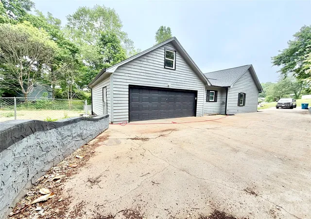 Photo 3 of Single family home for sale at 1586 Kenlane Dr, Hickory, NC 28601 | MLS# 4377575 | Listing updated on 2026-08-13