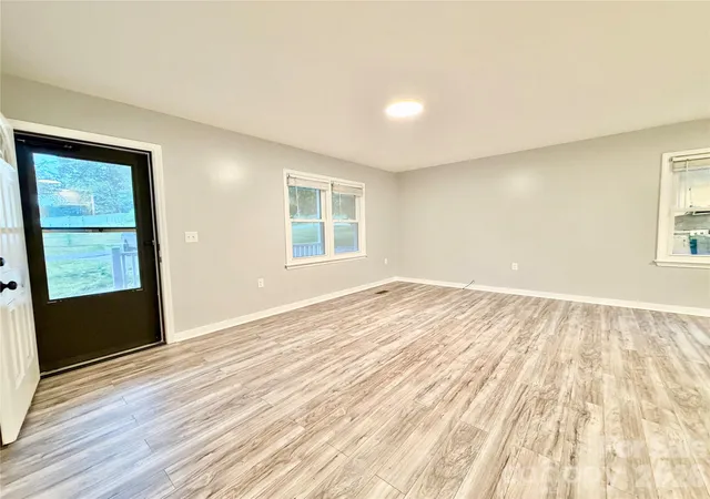 Photo 4 of Single family home for sale at 1586 Kenlane Dr, Hickory, NC 28601 | MLS# 4377575 | Listing updated on 2026-08-13