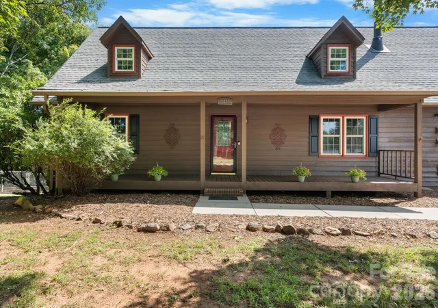 Photo 1 of Sale Pending at 2025 34th Avenue Dr Ne, Hickory, NC 28601 | MLS# 4377722 | Listing updated on 2026-10-01