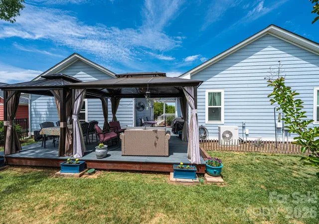 Photo 3 of Single family home for sale at 1092 33rd Ave Loop Ne, Hickory, NC 28601 | MLS# 4377843 | Listing updated on 2026-10-05