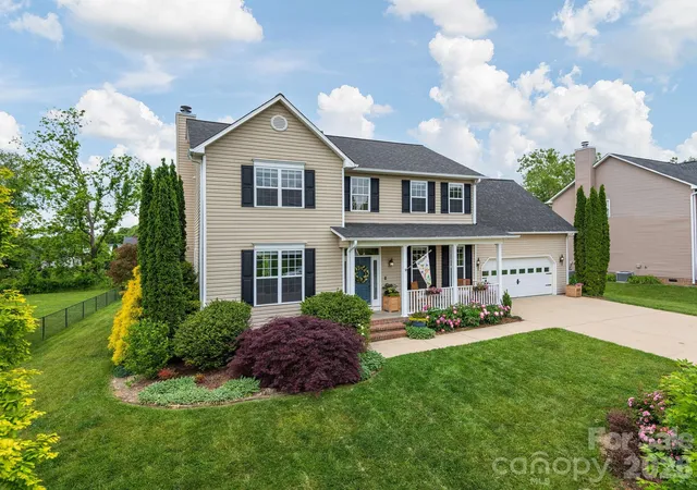 Photo 2 of Single family home for sale at 288 Walnut Crst Rd, Fletcher, NC 28732 | MLS# 4377890 | Listing updated on 2026-09-29