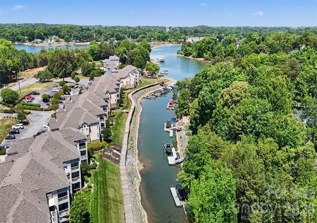 2nd image of 104 Pier 33Rd Dr, Mooresville, NC 28117