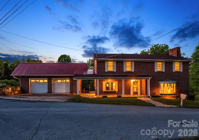 Photo 2 of Single family home for sale at 284 Chestnut St, Mars Hill, NC 28754 | MLS# 4378070 | Listing updated on 2026-10-09