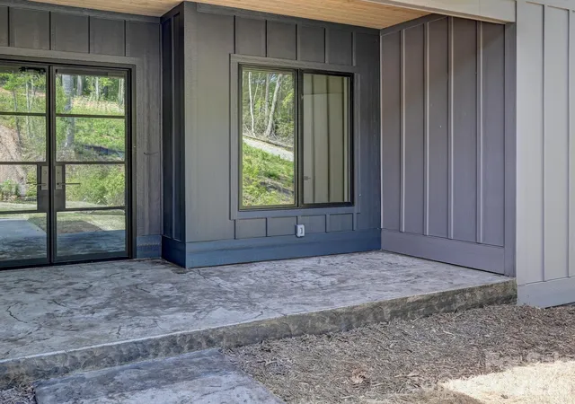 Photo 3 of Single family home for sale at 18 Erin Glen Ct, Fairview, NC 28730 | MLS# 4378073 | Listing updated on 2026-09-03