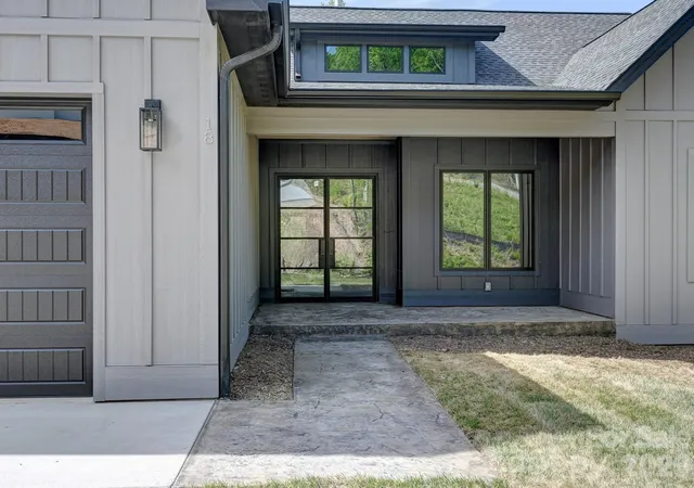 Photo 3 of Single family home for sale at 18 Erin Glen Ct, Fairview, NC 28730 | MLS# 4378073 | Listing updated on 2026-09-03