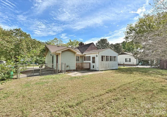 Photo 3 of Single family home for sale at 7422 Bradgate Rd, Charlotte, NC 28217 | MLS# 4378178 | Listing updated on 2026-10-26