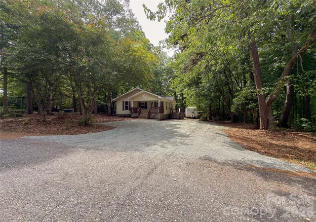Homes for sale in Iron Station, NC | 3910 Oakwood Cir, Iron Station, NC 28080 | MLS# 4378184