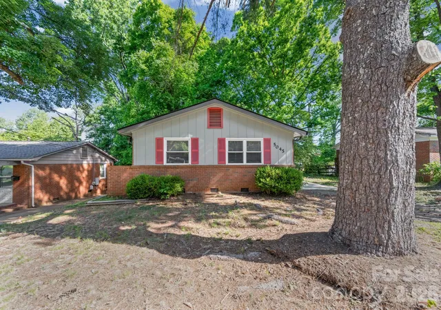 Photo 3 of Single family home for sale at 5045 Curtiswood Dr, Charlotte, NC 28213 | MLS# 4378276 | Listing updated on 2026-08-16