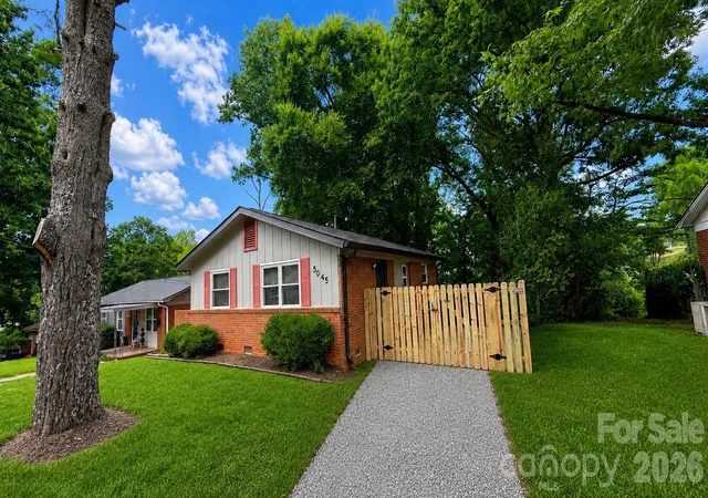 2nd image of 5045 Curtiswood Dr, Charlotte, NC 28213 | MLS# 4378276