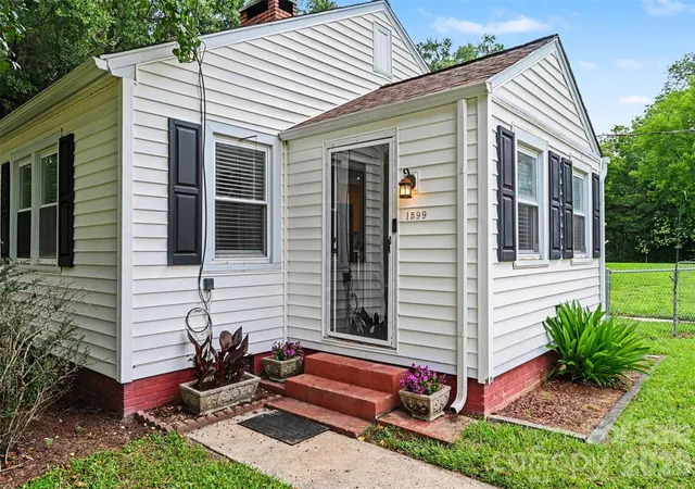 3rd image of 1599 Hillcrest Ave, Lancaster, SC 29720 | MLS# 4378350