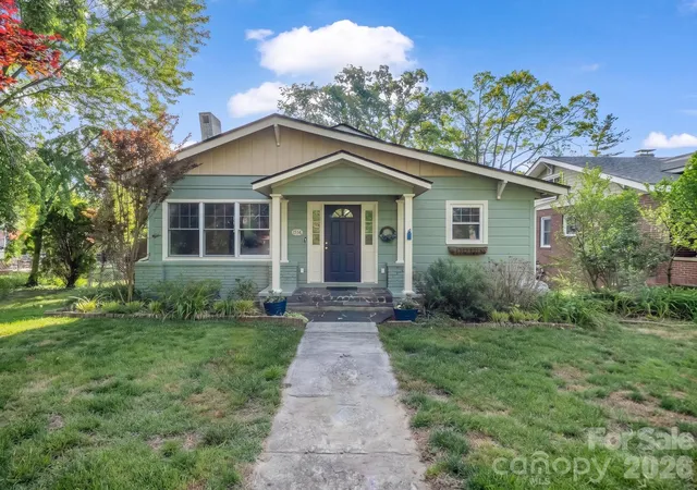Photo 2 of Single family home for sale at 1534 Kensington Rd, Hendersonville, NC 28791 | MLS# 4378641 | Listing updated on 2026-09-23