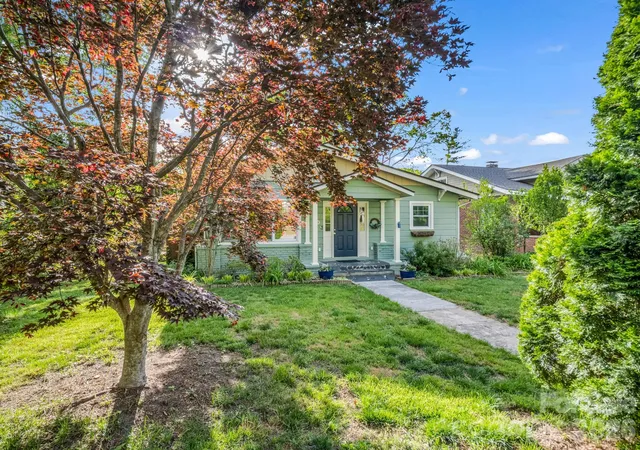 Photo 3 of Single family home for sale at 1534 Kensington Rd, Hendersonville, NC 28791 | MLS# 4378641 | Listing updated on 2026-09-23