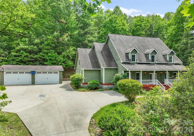 Photo 3 of Single family home for sale at 287 Shady Crk Ln, Hendersonville, NC 28739 | MLS# 4378785 | Listing updated on 2026-09-26