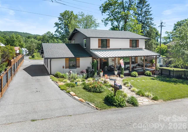 Photo 2 of Single family home for sale at 154 White Oak Ln, Brevard, NC 28712 | MLS# 4378929 | Listing updated on 2026-10-06