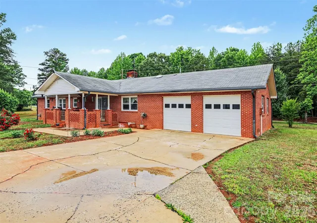 Photo 2 of Single family home for sale at 105 Fox Fire Run, Gastonia, NC 28052 | MLS# 4378985 | Listing updated on 2026-10-07