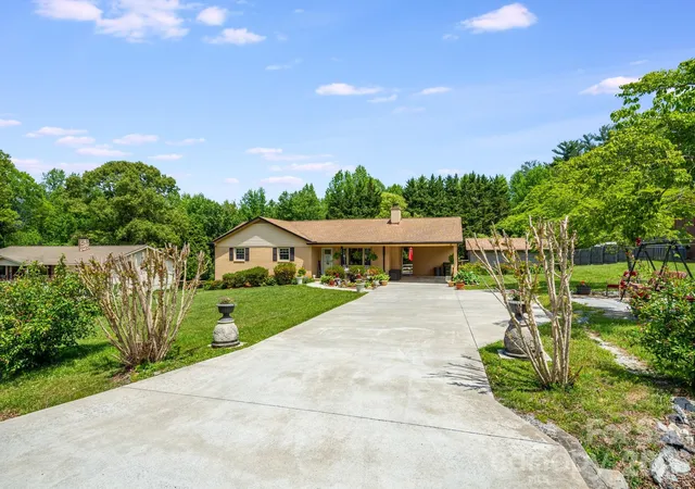 Photo 2 of Single family home for sale at 458 Beach Dr, Hendersonville, NC 28792 | MLS# 4379104 | Listing updated on 2026-08-21