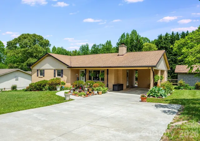 Photo 1 of Single family home for sale at 458 Beach Dr, Hendersonville, NC 28792 | MLS# 4379104 | Listing updated on 2026-08-21