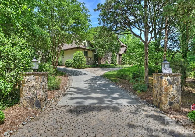 image of 4901 Carmel Park Dr, Charlotte, NC 28226 | MLS# 4379174