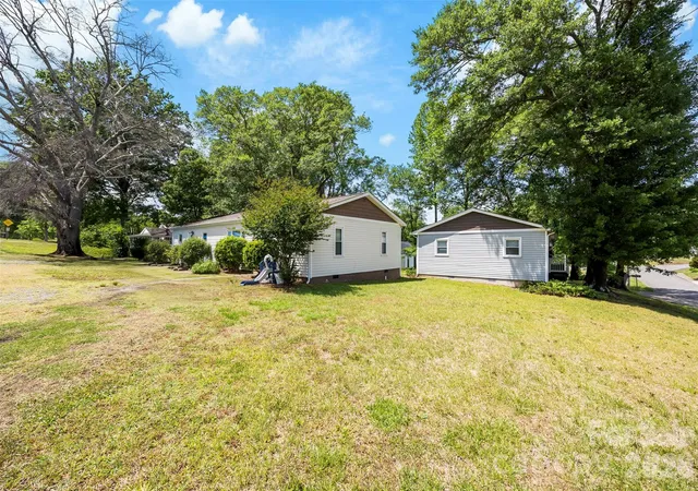 3rd image of 414 E Wilkins St, Dallas, NC 28034 | MLS# 4379211
