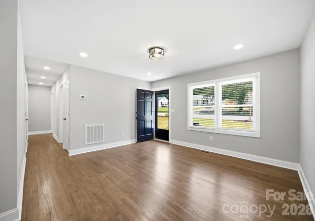 Photo 4 of Single family home for sale at 413 E Mclelland Ave, Mooresville, NC 28115 | MLS# 4379250 | Listing updated on 2026-10-02